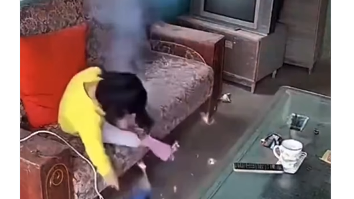 Jeziv snimak uznemirio internet! Telefon na punjaču eksplodirao u rukama devojčice: Usledio vrisak ali i jedan neobičan detalj u koji sada svi gledaju (VIDEO)