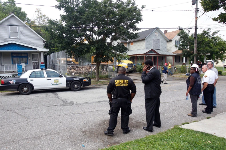 Rušenje Kastrove kuće nakon što su žene uspele da pobegnu i pozovu vlasti