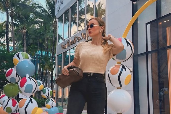 ONA SPADA MEĐU NAJŠKOLOVANIJE PEVAČICE Sa 14 godina napustila porodicu zbog obrazovanja, danas je magistar