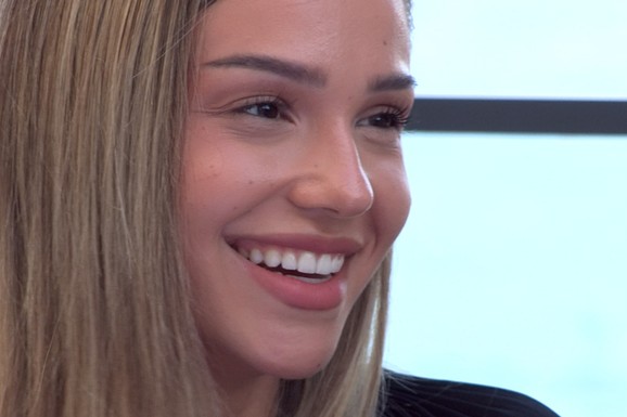 OVO JE POLICAJAC SA KOJIM JE BRESKVICA RASKINULA Nabildovan je i stariji 8 godina od pevačice, a ovako je ona pričala o njemu