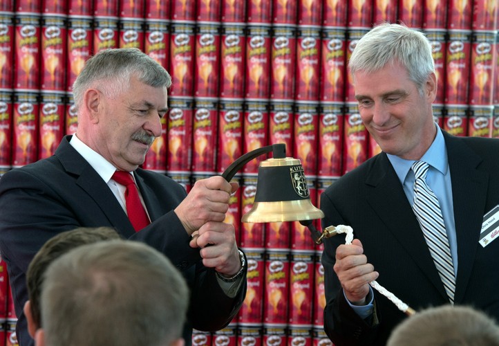 Zakłady w Kutnie to druga fabryka Pringles w Europie. Dotychczas jedynym zakładem produkującym Pringles w na Starym Kontynencie był zakład w belgijskim Mechelen.<br>
Na zdjęciu: Prezydent Kutna Zbigniew Burzyński (L) oraz prezydent firmy Kellog w Europie Chris Hood (P) podczas otwarcia fabryki chipsów Pringles w Kutnie. <br><br> fot. (zuz) PAP/Grzegorz Michałowski