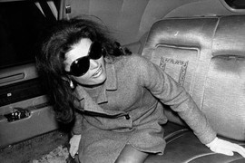 ŠOK SLIKE GOLE DŽEKI KENEDI prenerazile svet: Njen PRIRODAN BUJAN ŽBUN osramotio porodicu, paparace joj namestio MUŽ koji ju je varao pa se hvalio da je CAR U KREVETU