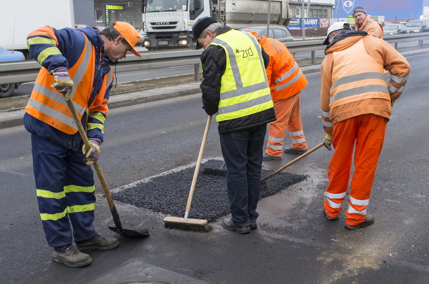 Drogowcy walczą z dziurami