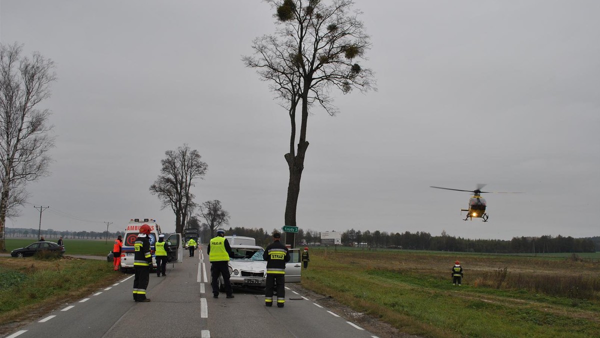 Policjanci z Warmii i Mazur nie ukrywają, że mimo optymistycznych danych dotyczących malejącej ilości wypadków na drogach z ostatnich lat, w ostatnim czasie problem się nasila. Coraz więcej osób ginie na trasach regionu. Największym zagrożeniem okazują się przydrożne drzewa.