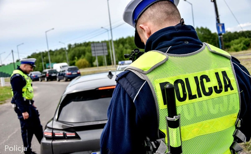 Policjanci kontrolują kierowcę