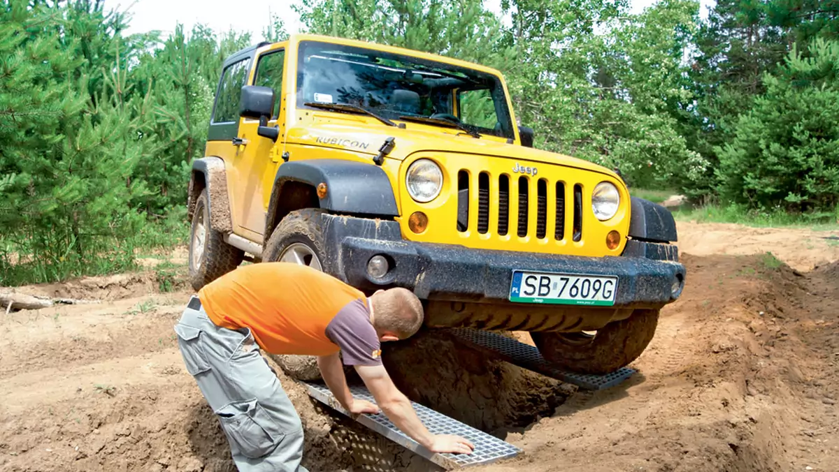Szkoła jazdy Jeepa: radzimy, jak wyjechać z kopnego piachu