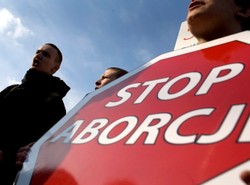 Ciężarna 14-latka dzieli Polaków