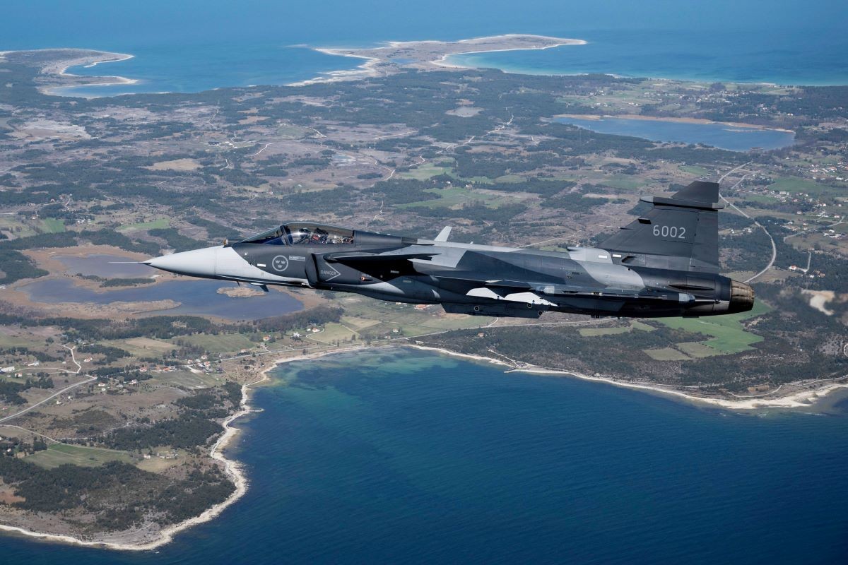 Szwedzki Gripen w czasie patrolu. Szwecja przekaże 8 myśliwców, które wzmocnią wschodnią fankę NATO