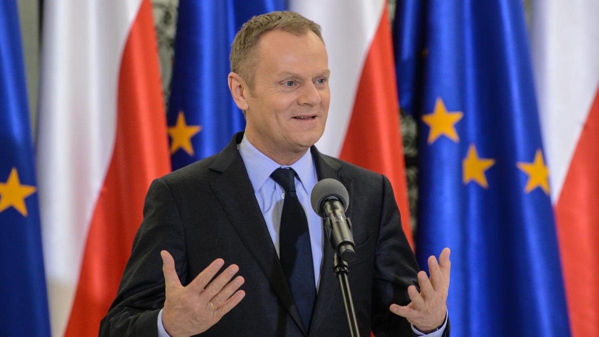 Premier Donald Tusk oświadczył w poniedziałek, że Polska powinna być zainteresowana stabilnością finansową Ukrainy, ale - jak mówił - "nie wyprujemy sobie żył". Podkreślił, że Ukraina musi przygotować się do odbioru pomocy finansowej, aby uniknąć marnotrawstwa.