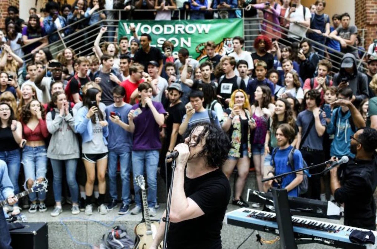 To było prawdziwe szaleństwo! Jack White zagrał koncert-niespodziankę na schodach szkoły w Waszyngtonie [WIDEO]