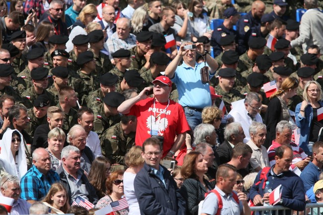 Przemówienia Trumpa słuchały  na żywo na pl. Krasińskich tłumy osób.