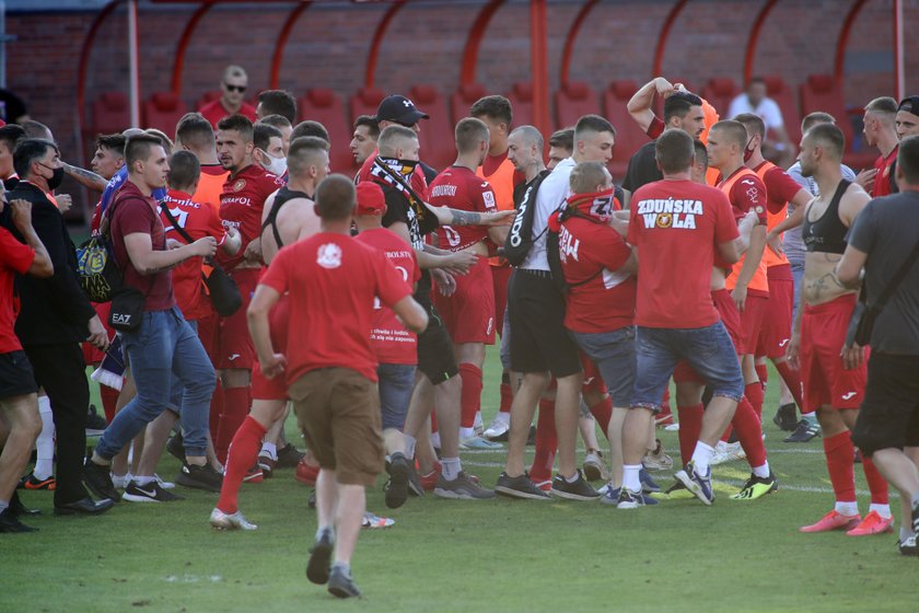 Piłkarzy Widzewa Łódź pobili kibice