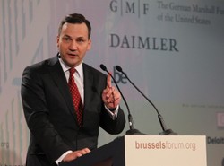 Wymiana złośliwości Kaczyński-Sikorski. Poszło o podbrzusza