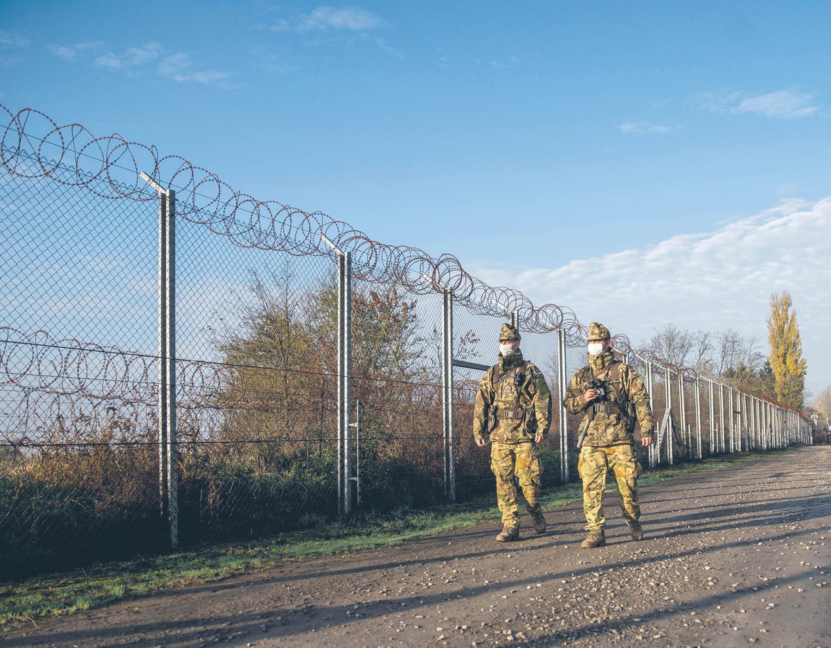 Żołnierze węgierscy przy granicy z Serbią