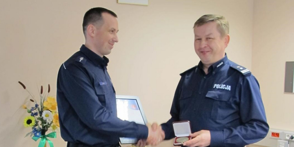 Medal dla policjanta, który ratował Adasia.