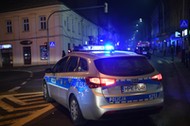 adiowóz policyjny przed jedną z kamienic policja bomby