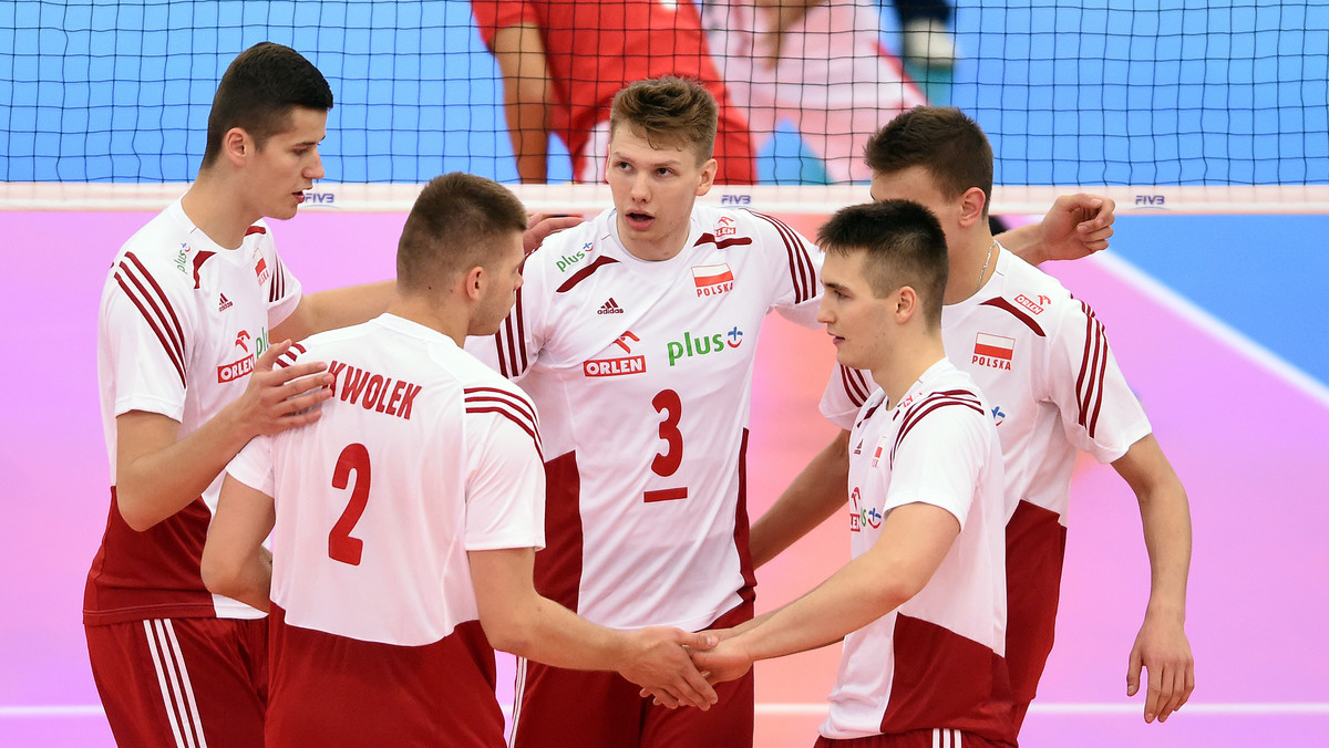 Polska kadra zajęła pierwsze miejsce w grupie A mistrzostw świata juniorów U-21. We wtorek Biało-Czerwoni rozpoczną rywalizację w drugiej rundzie turnieju. Ich pierwszym rywalem będzie reprezentacja Chin. Początek meczu o godzinie 12:30. W kolejnych dniach zmierzą się z Kubą i Iranem - te spotkanioa zostaną rozegrane o godzinie 17:30.