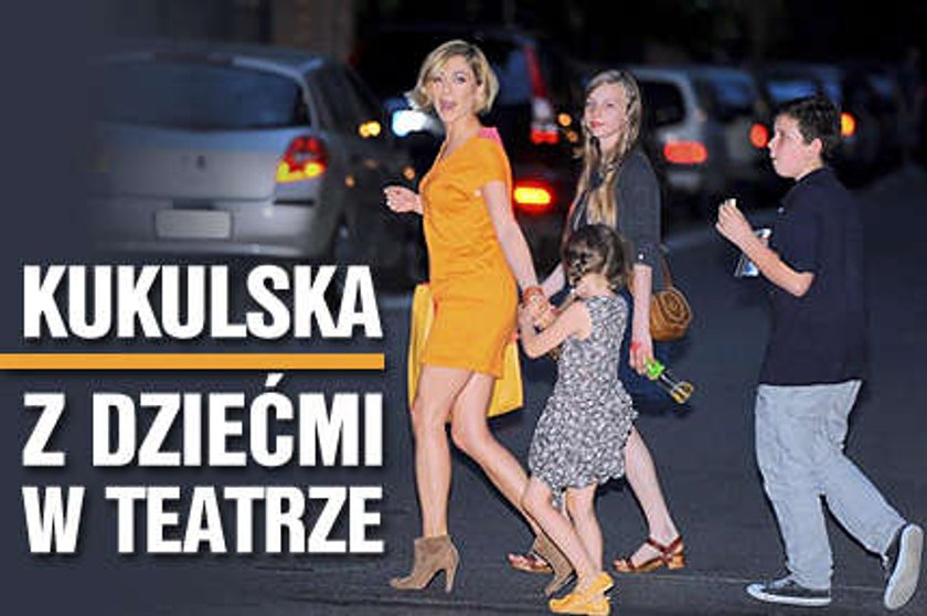 Kukulska z dziećmi w teatrze. Foto