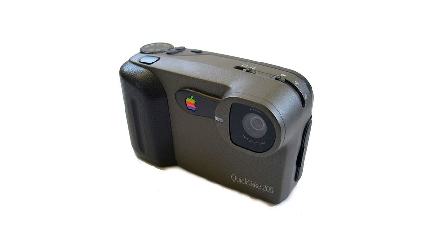 Apple QuickTake zadebiutował w 1994 roku i był jednym z pierwszym aparatów cyfrowych na rynku. Urządzenie Apple furory jednak nie zrobiło. Dziś, wielu ekspertów podkreśla, że QuickTake pojawił się na rynku zbyt wcześnie. Ostatecznie seria zakończyła swój żywot w 1997 roku.