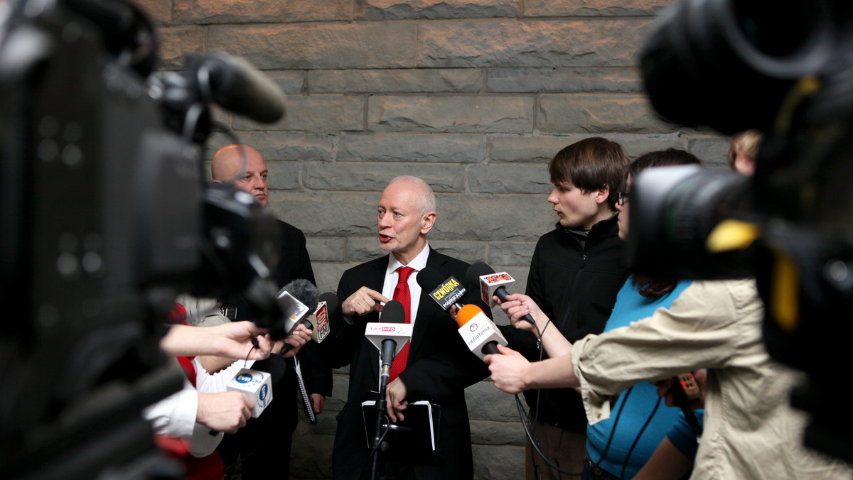 Minister administracji i cyfryzacji Michał Boni spotkał się z wojewodami. Rozmowa dotyczyła m.in. zabezpieczenia przeciwpowodziowego kraju i usuwanie skutków ubiegłorocznej powodzi, na co wydano blisko 2 mld zł - poinformował rzecznik resortu Artur Koziołek.