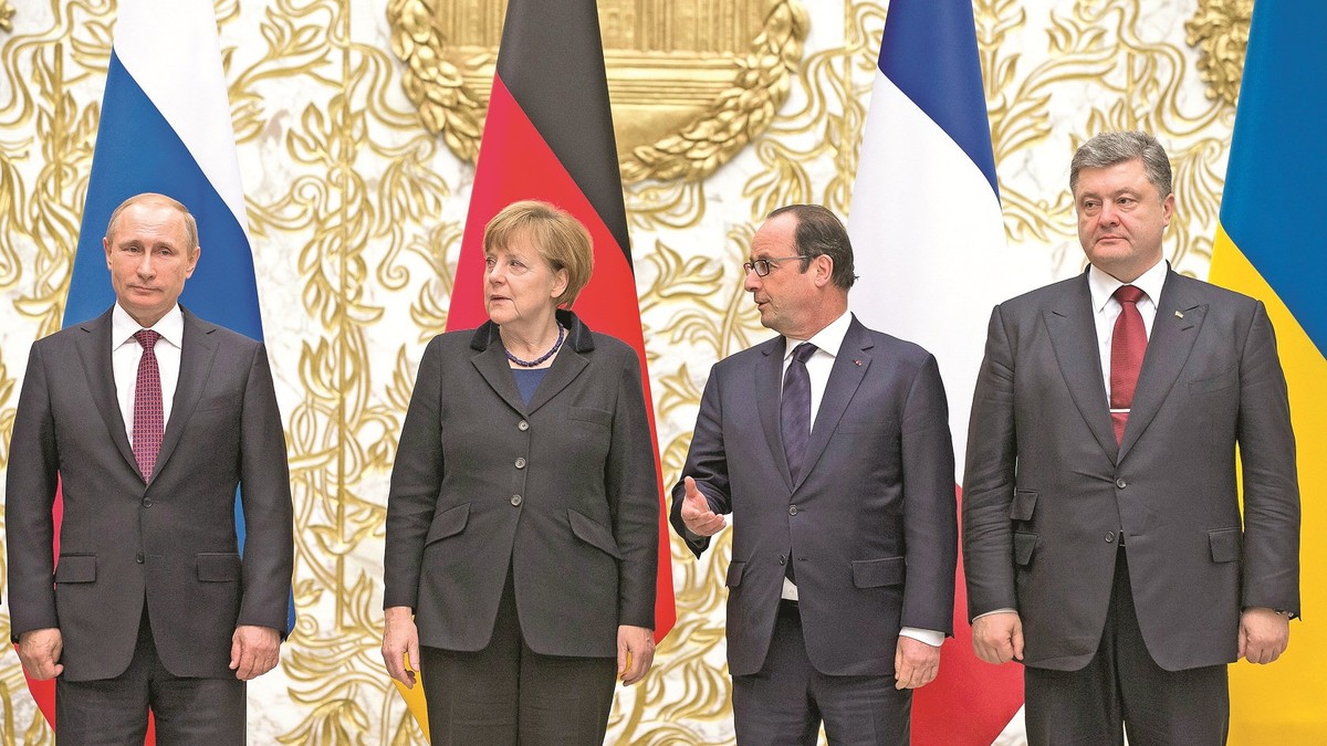 587859_merkel-putin-oland-01foto-ap