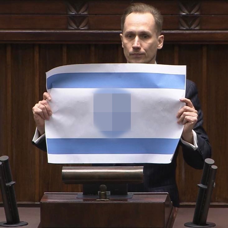 Poslanec Konrad Berkowicz rozvinul v Sejme vlajku Izraela so svastikou.