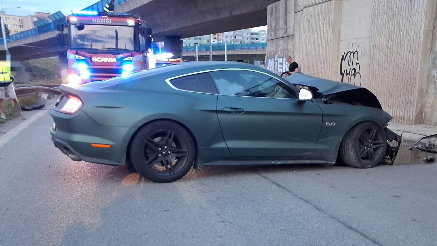 Osobné motorové vozidlo narazilo do betónovej konštrukcie mosta.