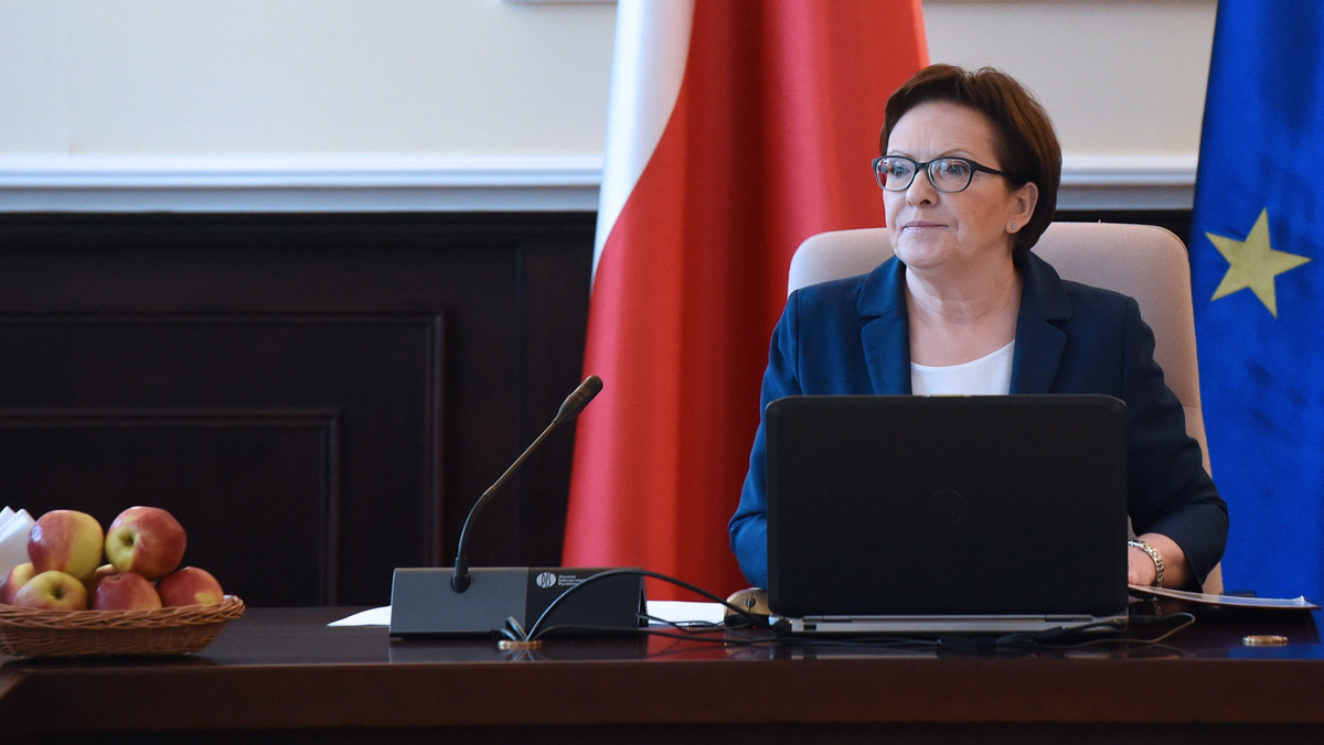 Premier Ewa Kopacz udaje się jutro do Bratysławy na szczyt Grupy Wyszehradzkiej z udziałem prezydenta Francji Francois Hollande'a. Głównymi tematami rozmów będą: bezpieczeństwo regionalne, sytuacja na Ukrainie, bezpieczeństwo energetyczne oraz bieżąca agenda unijna.