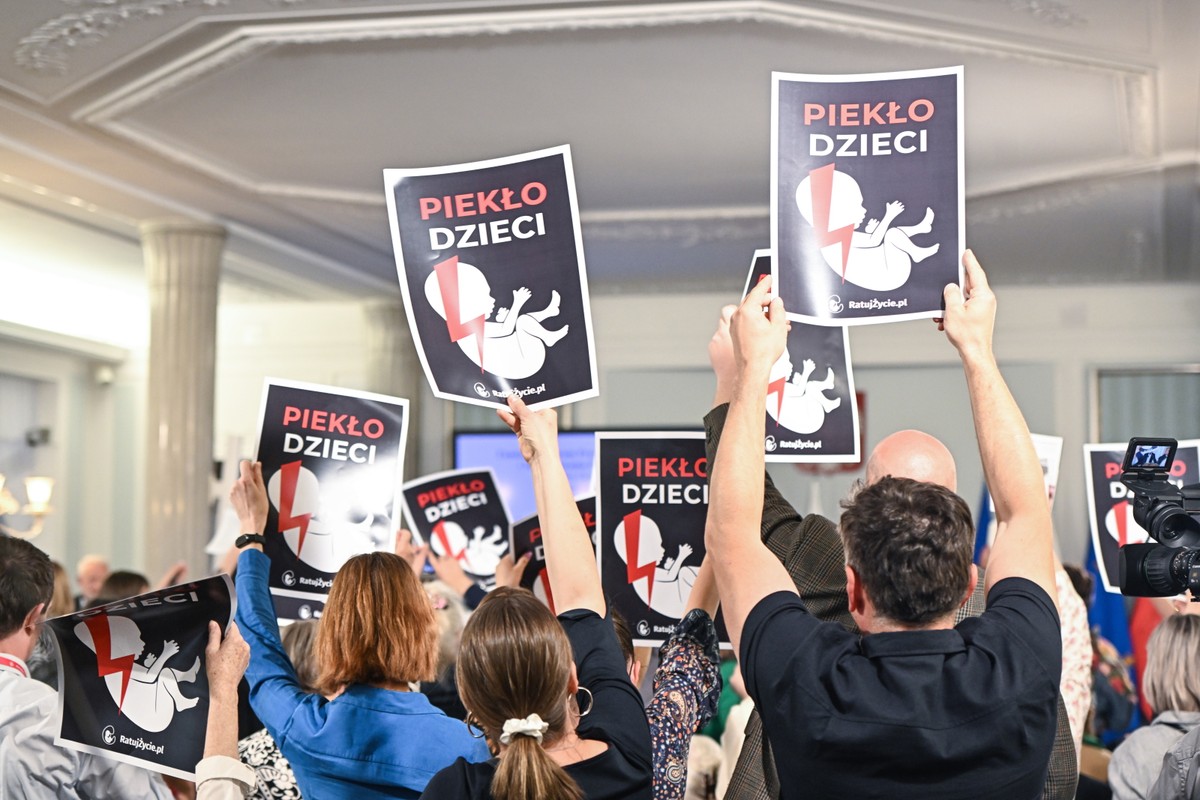 Posiedzenie sejmowej Komisji Nadzwyczajnej do rozpatrzenia projektów ustaw dotyczących prawa do przerywania ciąży, w Sejmie w Warszawie, przedmiotem obrad jest wysłuchanie publiczne w sprawie projektów dotyczących aborcji