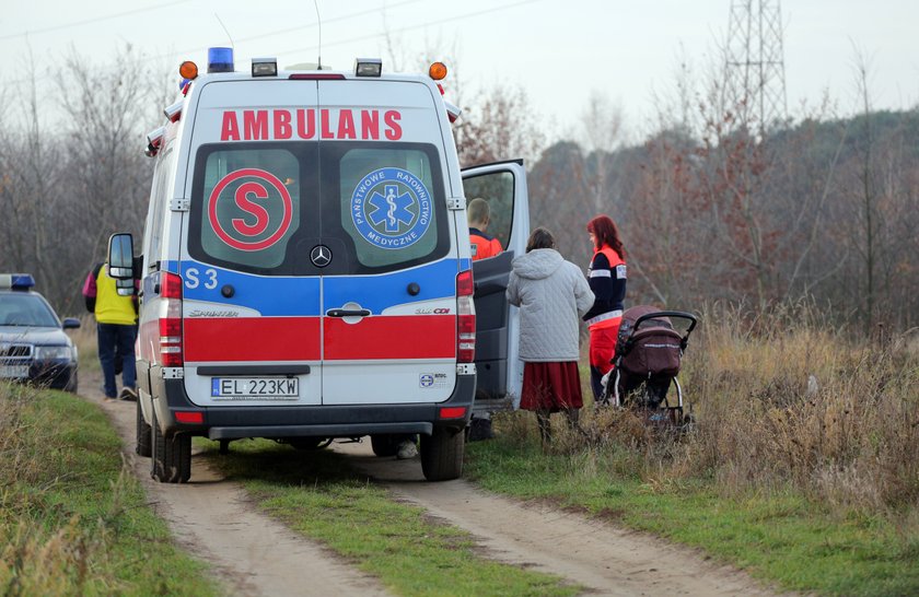 Pijany dziadek na spacerze z dzieckiem