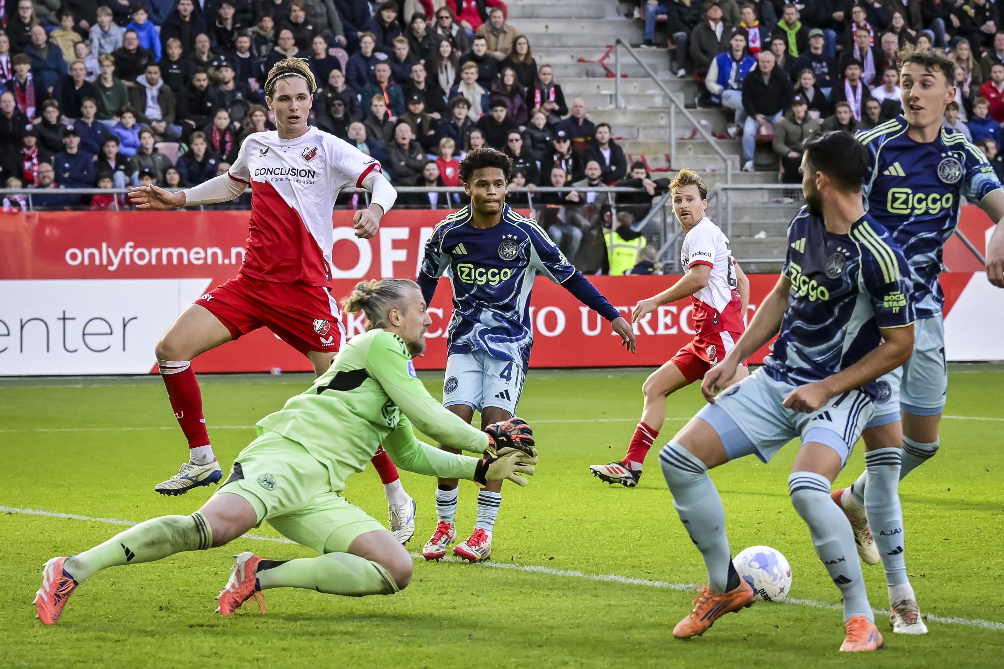 Weghorst valt de scheidsrechter aan na VAR-controverse bij 2-1 nederlaag van Ajax