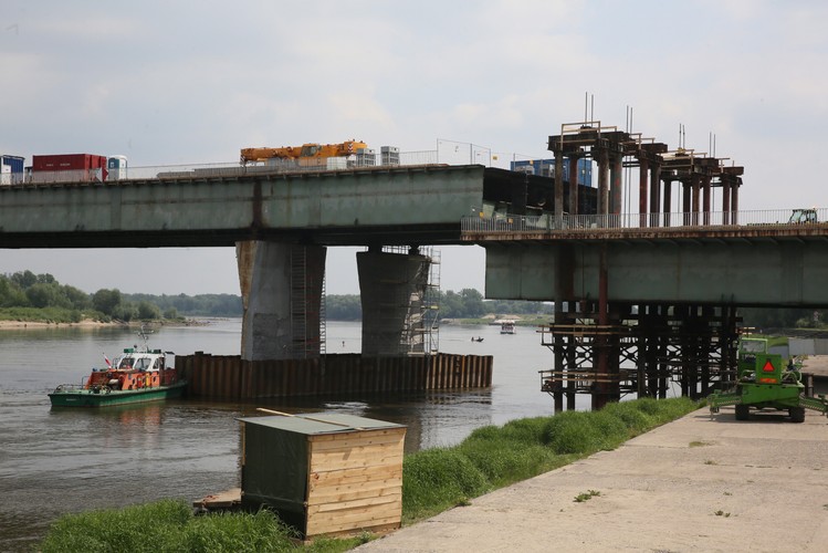 Wciąż obowiązującym terminem oddania przeprawy do ruchu jest koniec października. <br><br>fot.  (tg/cat) PAP/Tomasz Gzell