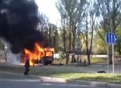 Pocisk spadł na przystanek w Doniecku. DRASTYCZNE WIDEO
