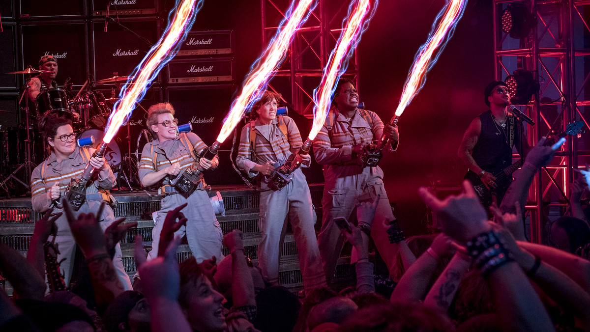 Zapowiadany, oczekiwany, w końcu zrealizowany remake dziś kultowej komedii pod tytułem „Ghostbusters” stał się faktem. Jak się okazuje, różne filmy mają swój czas, swoją epokę. Ale też swoją publiczność. W 1984 obraz Ivana Reitmana idealnie wpisywał się w nową propozycję kina rozrywkowego, które przerabiało jak mogło motywy znane dotąd z przygodowych seriali telewizyjnych. Wówczas „Pogromcy duchów” z udziałem Billa Murraya, Dana Aykorda, Erni Hudsona oraz nieżyjącego już niestety Harolda Ramisa spełnili oczekiwania masowego widza i zasłużenie stali się hitem. Jak będzie z wersją z roku 2016?