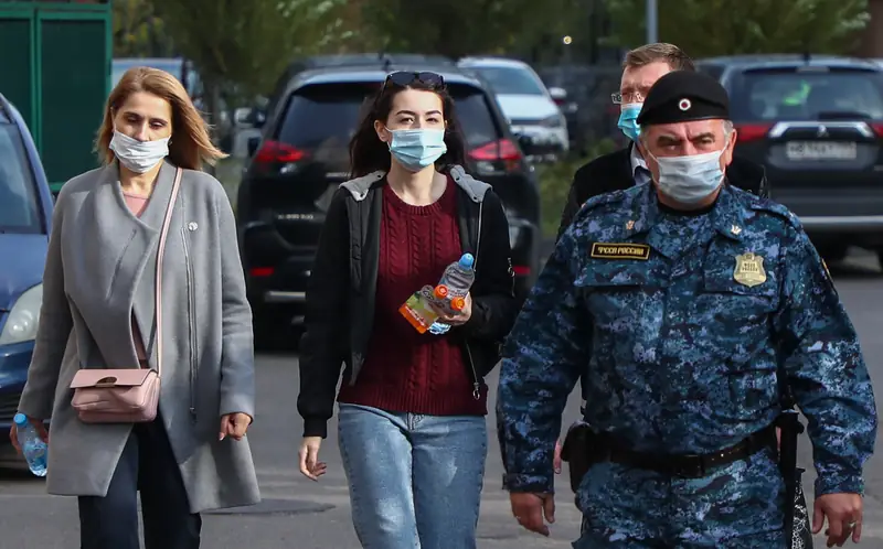 Maria Chaczaturian (w środku), w październiku 2020 r. / Anton Novoderezhkin / Contributor / Getty Images