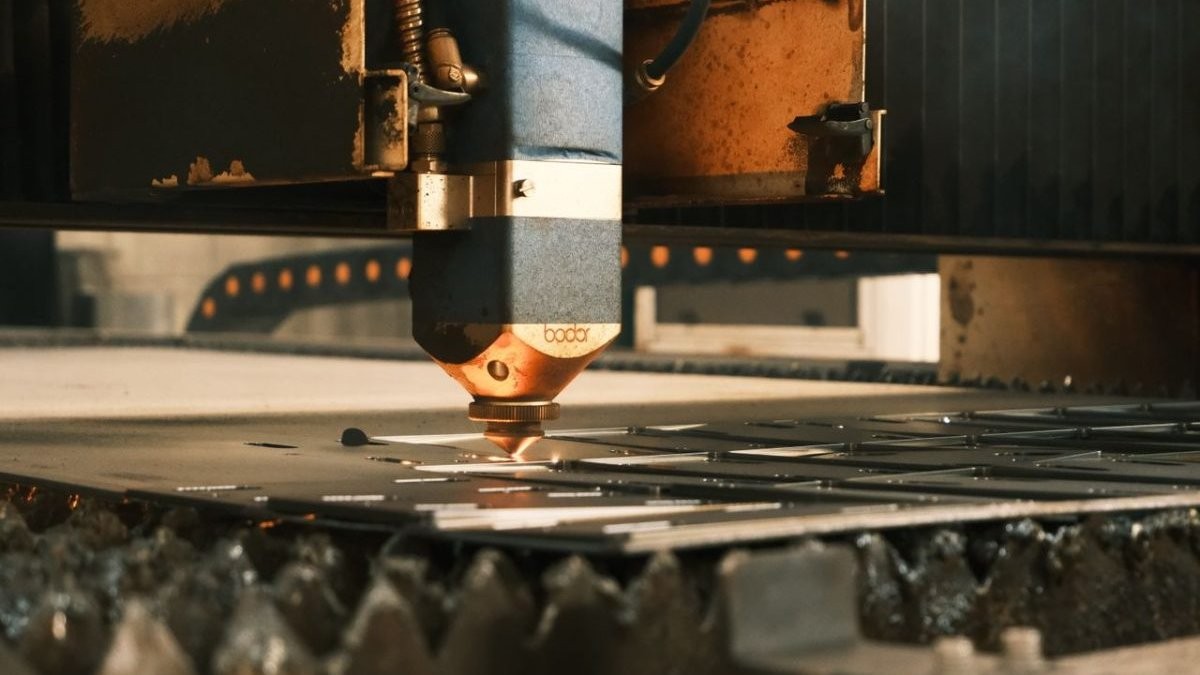Producție publicitară pentru companii mari: 5 producători de signalistică din România și cum îl alegi pe cel potrivit