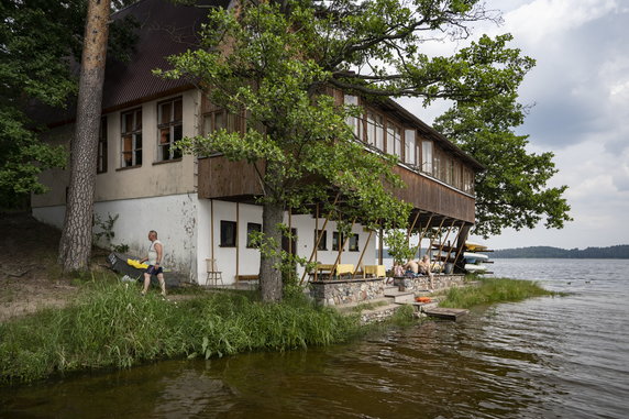 Ośrodek z czasów PRL-u w Posejnelach na Podlasiu nad jeziorem Pomorze wciąż działa