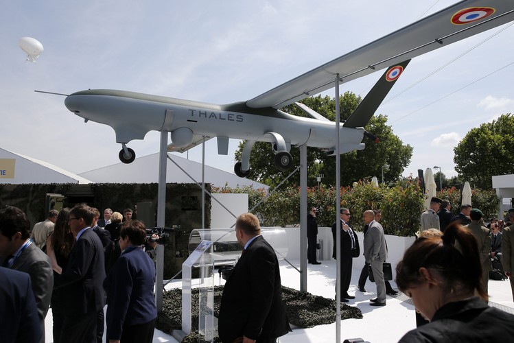 Pokazy Eurosatory 2014 są okazją do zaprezentowania najnowszych technologii takich jak drony, czyli bezzałogowe aparaty latające.<br>
Na zdjęciu widać Thales Watchkeeper, brytyjski bezzałogowy samolot systemu ISTAR (intelligence,surveillance, target aquisition and reconnaissance).<br><br>fot. EPA / Yoan Valat Dostawca: PAP / EPA