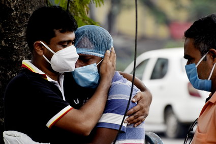 Dramatyczna sytuacja w Indiach. Światowy rekord zakażeń, w szpitalach brakuje tlenu