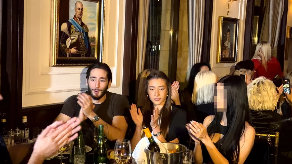 Kan Džinović sa devojkom
