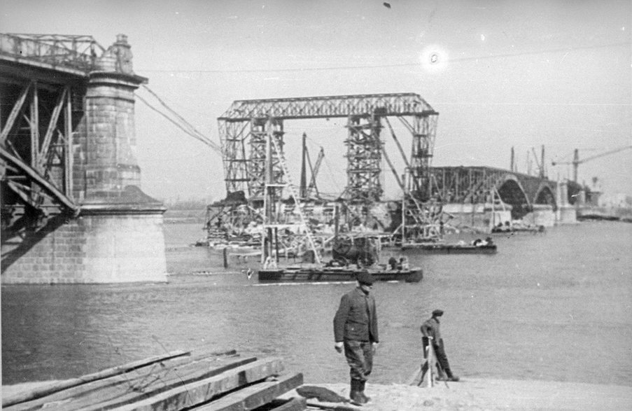 Powojenna odbudowa mostu.