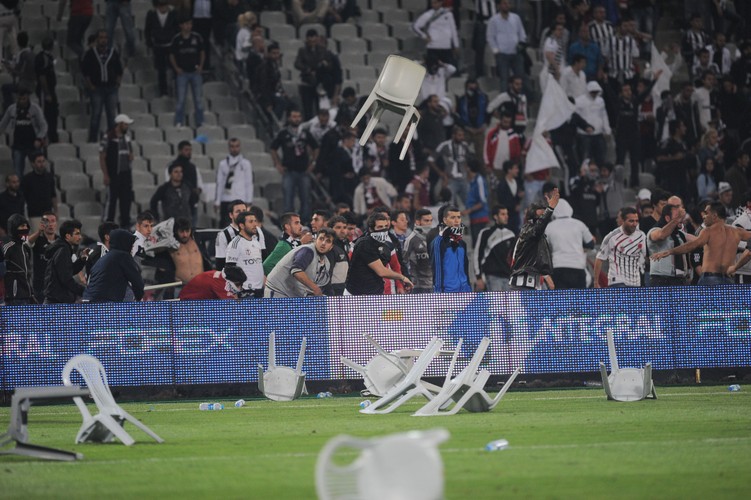 Awantura w Stambule. Krzesła latały po boisku