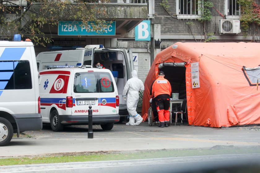 Kolejka karetek pod Izbą Przyjęć w Szpitalu Orłowskiego w Warszawie