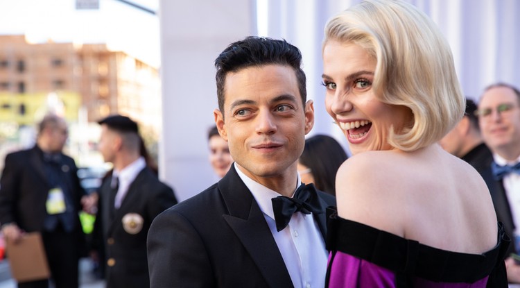 Rami Malek és Lucy Boyton