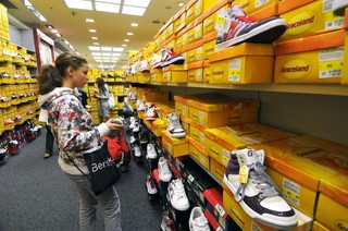 Małe sklepy znikają z polskich miast