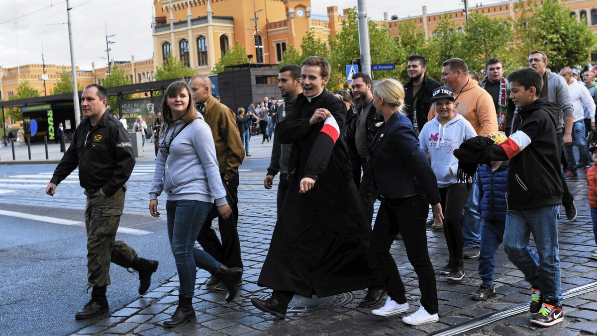 Ksiądz Jacek Międlar nie jest już wikariuszem parafii św. Anny na Oporowie we Wrocławiu - czytamy w "Gazecie Wyborczej". Z informacji gazety wynika, że Zgromadzenie Księży Misjonarzy zdecydowało o przeniesieniu duchownego do parafii w Zakopanem.