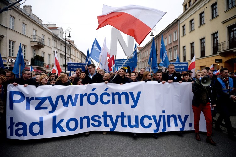 Warszawski protest rozpoczął się przed siedzibą TK, skąd przeszedł Traktem Królewskim w kierunku Pałacu Prezydenckiego. Według policji pochód zgromadził co najmniej kilkanaście tysięcy osób. Organizatorzy zgłaszali władzom marsz liczący 10-15 tys., a pod koniec demonstracji nie mieli jeszcze szczegółowych danych na temat liczby uczestników. Wiceprezydent Warszawy Jarosław Jóźwiak tymczasem informował na Twitterze, że spod siedziby TK wyruszyło 27 tys. osób, a przed Pałac Prezydencki dotarło ponad 50 tysięcy. - Demonstracja pod hasłem 
