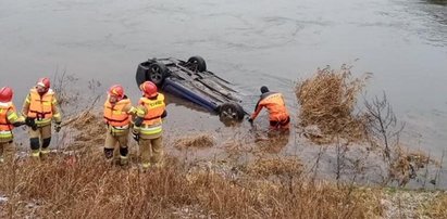 Nad taflą wody wystawało podwozie. W zatopionym aucie znaleziono ciało młodego mężczyzny