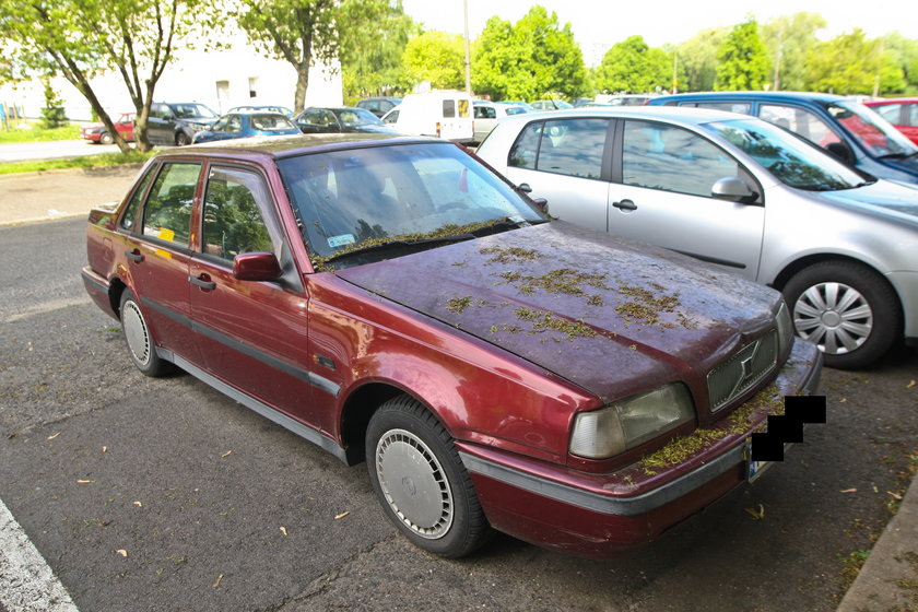 Samochód który zawadza na parkingu