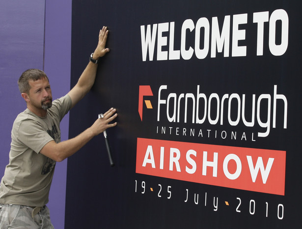 Montowanie napisu powitalnego na Farnborough International Airshow, fot. Simon Dawson/Bloomberg
